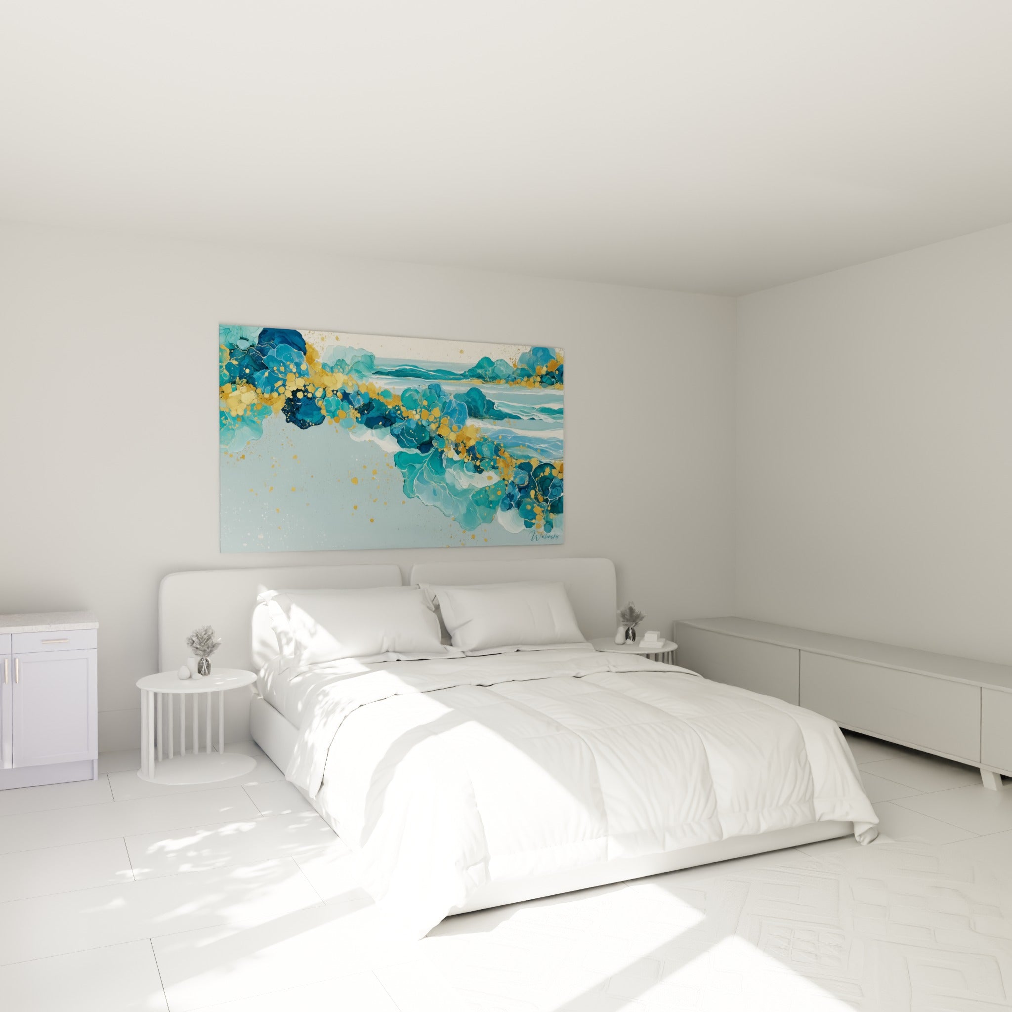 Vagues turquoise et touches dorées composent ce tableau accroché au-dessus d'un lit dans une chambre claire