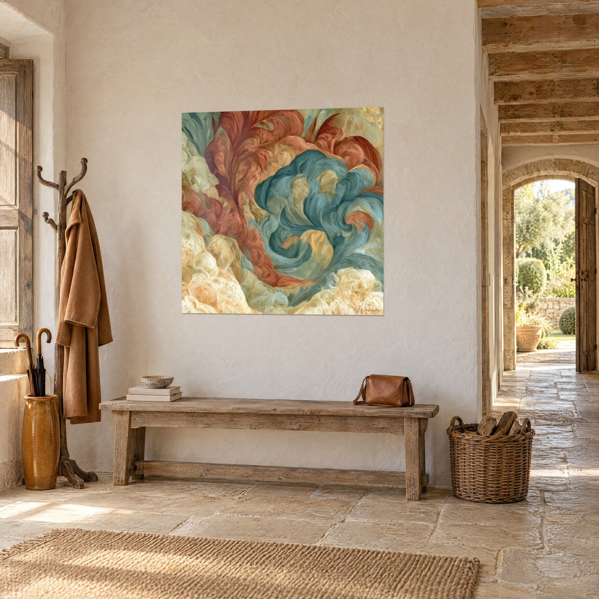 Quadro con vortice sospeso dalle volute verde petrolio e ruggine su fondo crema, parete in calce, panca in legno, casa in pietra