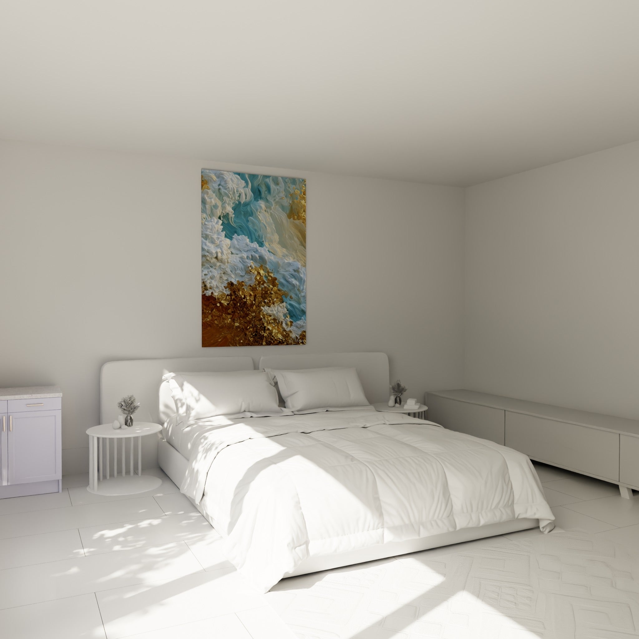 Volutes bleu marine et dorées en mouvement, accrochées au-dessus d'un lit dans une chambre claire