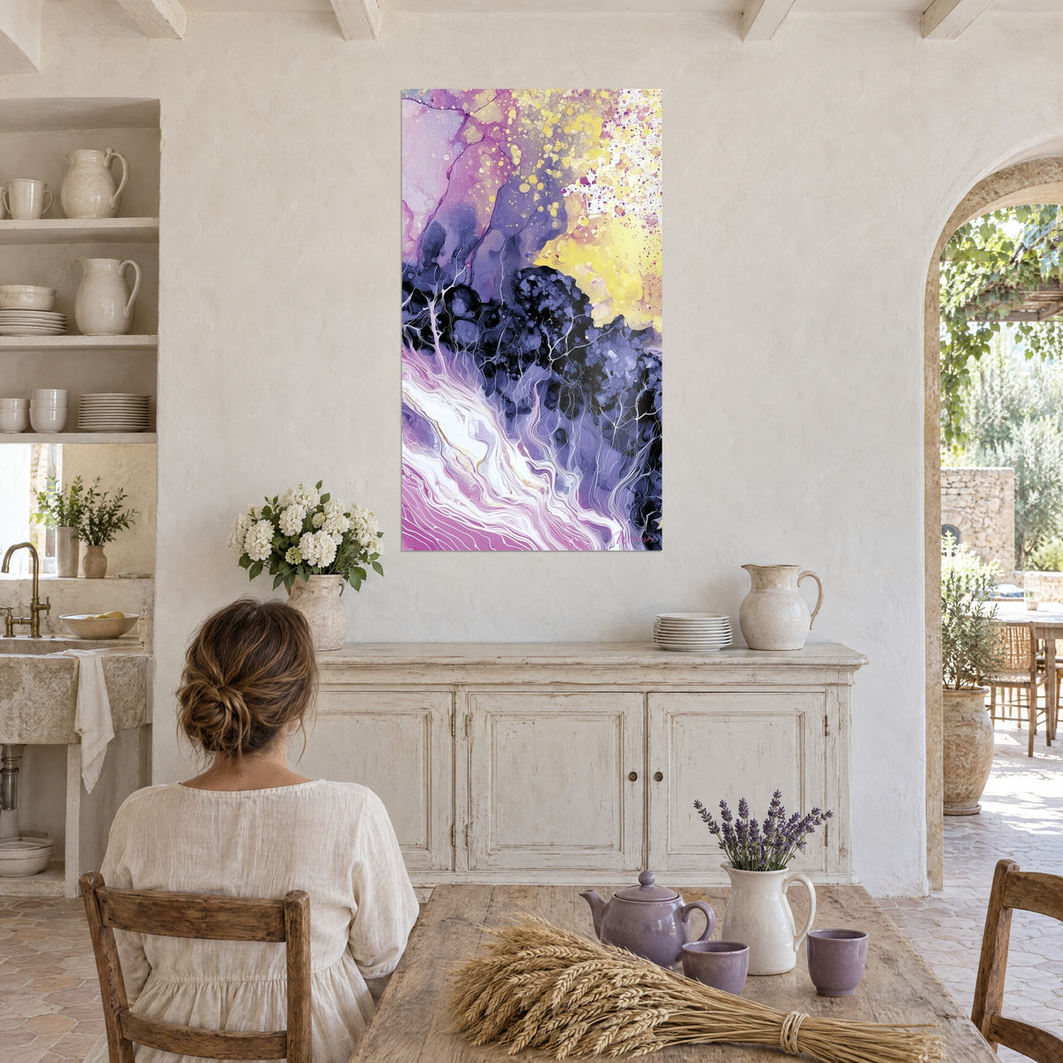 Wall art fluid in lilac swirls, bright yellow and pearly white, two figures seen from behind near a wooden table, Provençal farmhouse