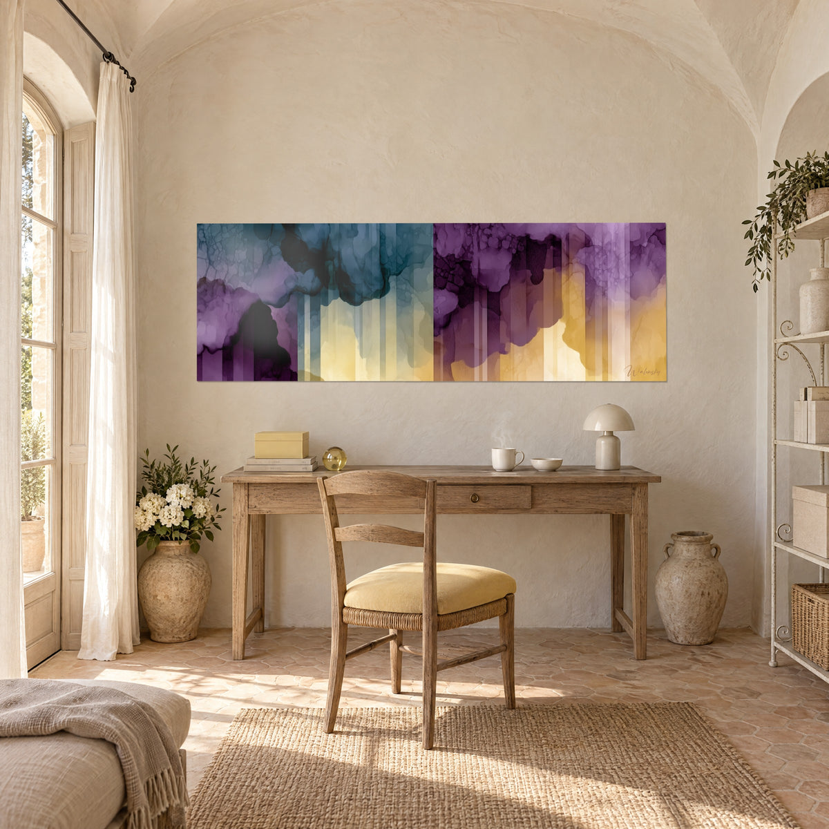 Schilderij met mauve en amberkleurige alcohol ink-stromen, lichte verticale strepen, boven een bureau van licht hout en een gele stoel