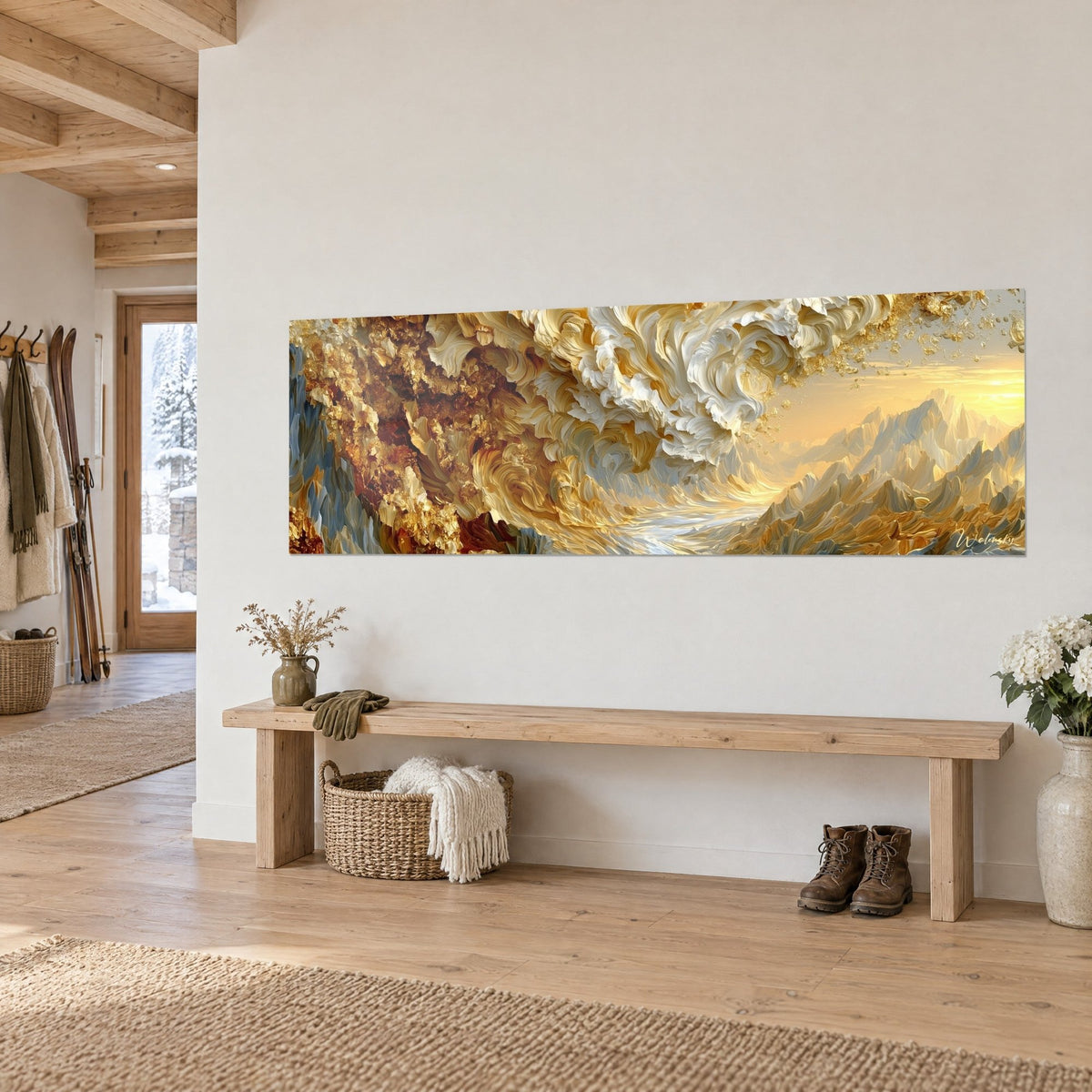 Quadro mare dorato di crema sopra cime ocra, colate bianche e rame, su una parete chiara d'ingresso in stile chalet