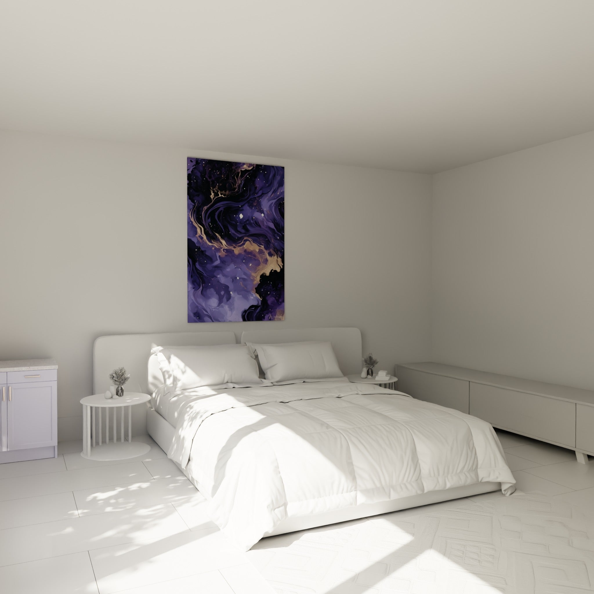 Volutes violettes et dorées en mouvement cosmique, accrochées au-dessus d'un lit dans une chambre claire