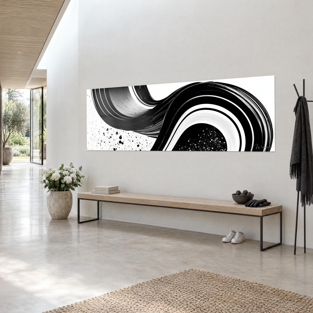 Tableau vagues d'encre noire et blanche en spirale, gouttelettes éparses à gauche, vue de trois-quarts sur un mur clair de couloir