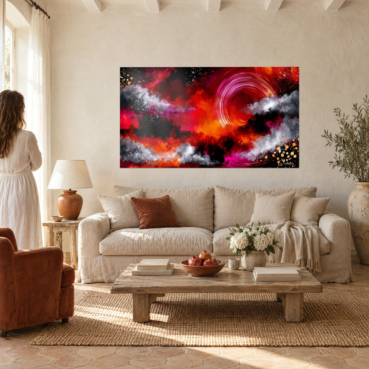 Gemälde Nebel in Scharlachrot mit grauen Schwaden und rosa Spirale, über einem Sofa in einem hellen Wohnzimmer aufgehängt