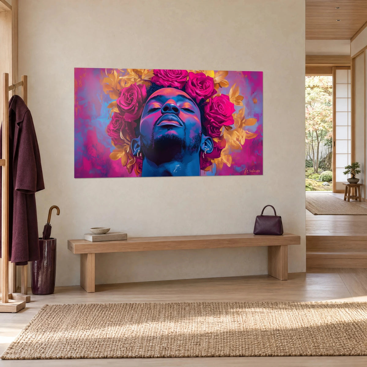 Tableau roses magenta et pétales ocre autour d'un visage bleu aux yeux clos, éclats roses en fond, vue de trois-quarts dans un couloir