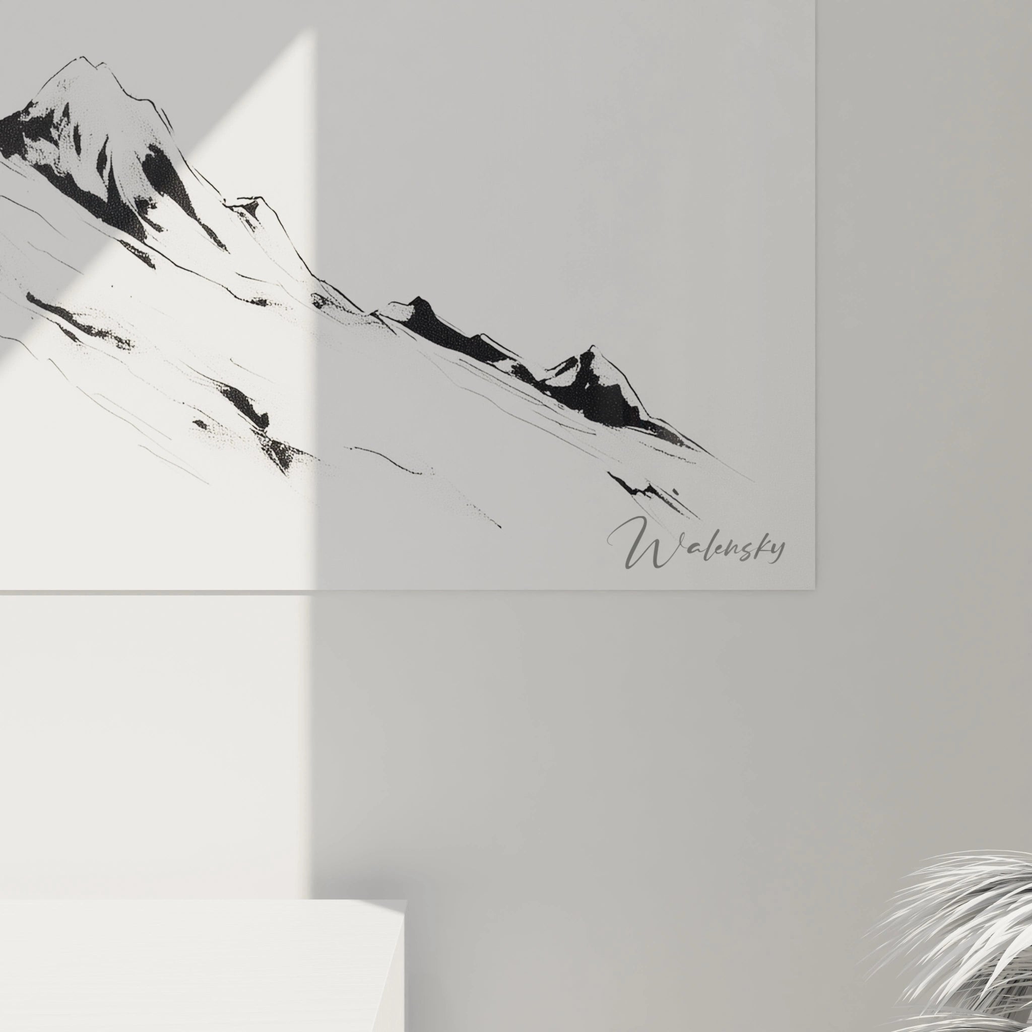 Un tableau montagne graphique capturant l'essence d'un massif alpin avec une économie de moyens remarquable. Les coups de pinceau dynamiques en noir créent une composition équilibrée où les pics se détachent sur le fond blanc. Les textures variées de l'encre suggèrent la diversité des surfaces rocheuses et neigeuses.

