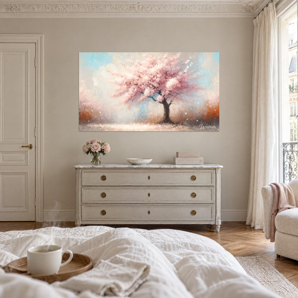 Schilderij roze kersenboom in volle bloei, zacht hemelsblauw, koperkleurig gras, theeblad, boven een bed in een lichte slaapkamer