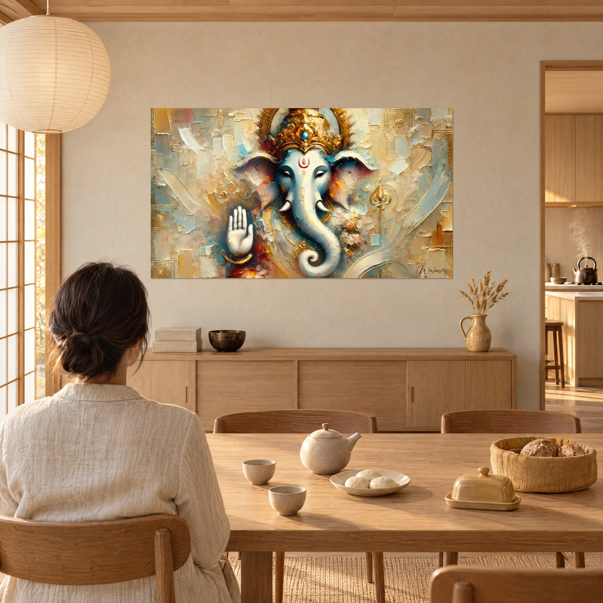 Cuadro del dios de cabeza de elefante pintado con espátula, joya turquesa en la corona, fondo crema y dorado, mujer de espaldas junto a una mesa