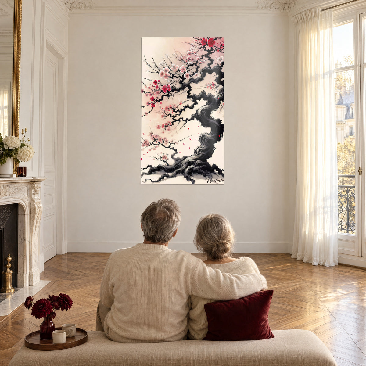 Tableau branche de prunus stylisée, noir profond et rose tendre, deux personnes de dos l'observent dans un salon haussmannien