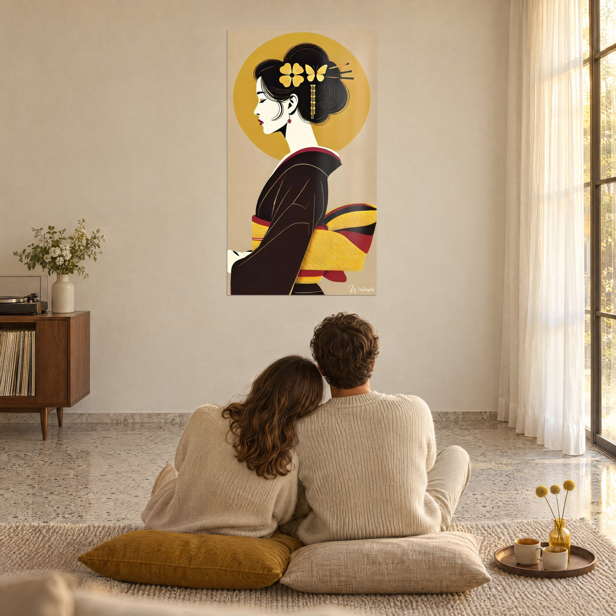 Tableau profil de geisha, chignon noir orné d'un papillon d'or et halo safran, face à un couple assis sur des coussins