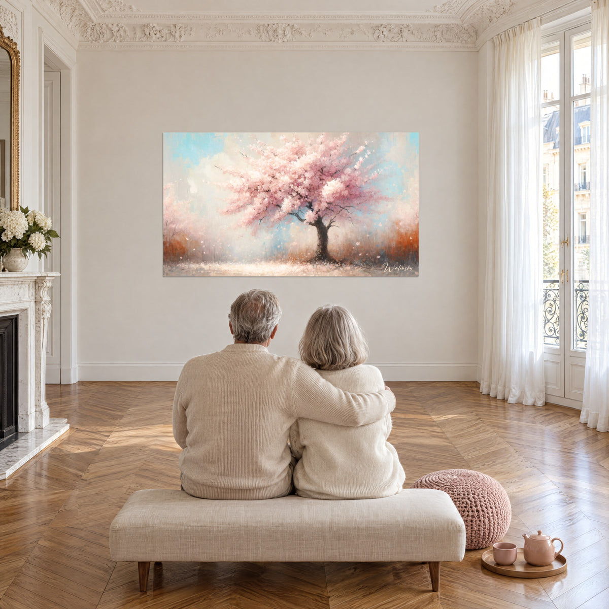 Schilderij bloeiende Japanse kersenboom, delicaat roze en hemelsblauw, knoestige bruine stam, stel van achteren op een bank, salon met blonde parketvloeren