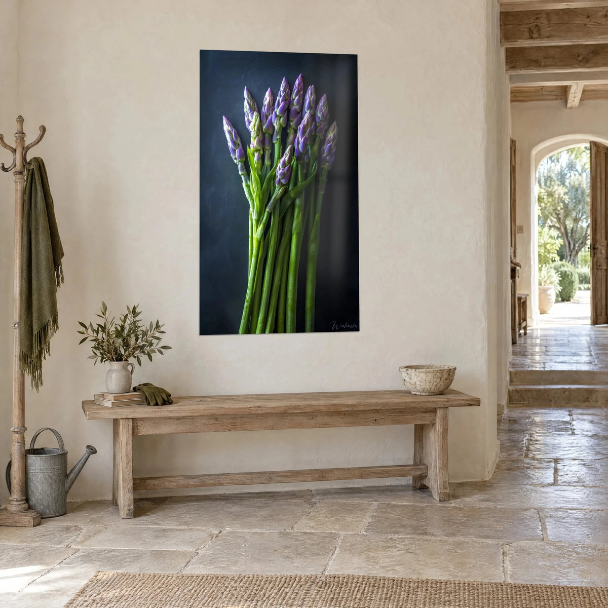 Quadro fascio di turioni porpora e verdi eretti su fondo nero bluastro, illuminato di tre quarti, vicino a un corridoio in pietra