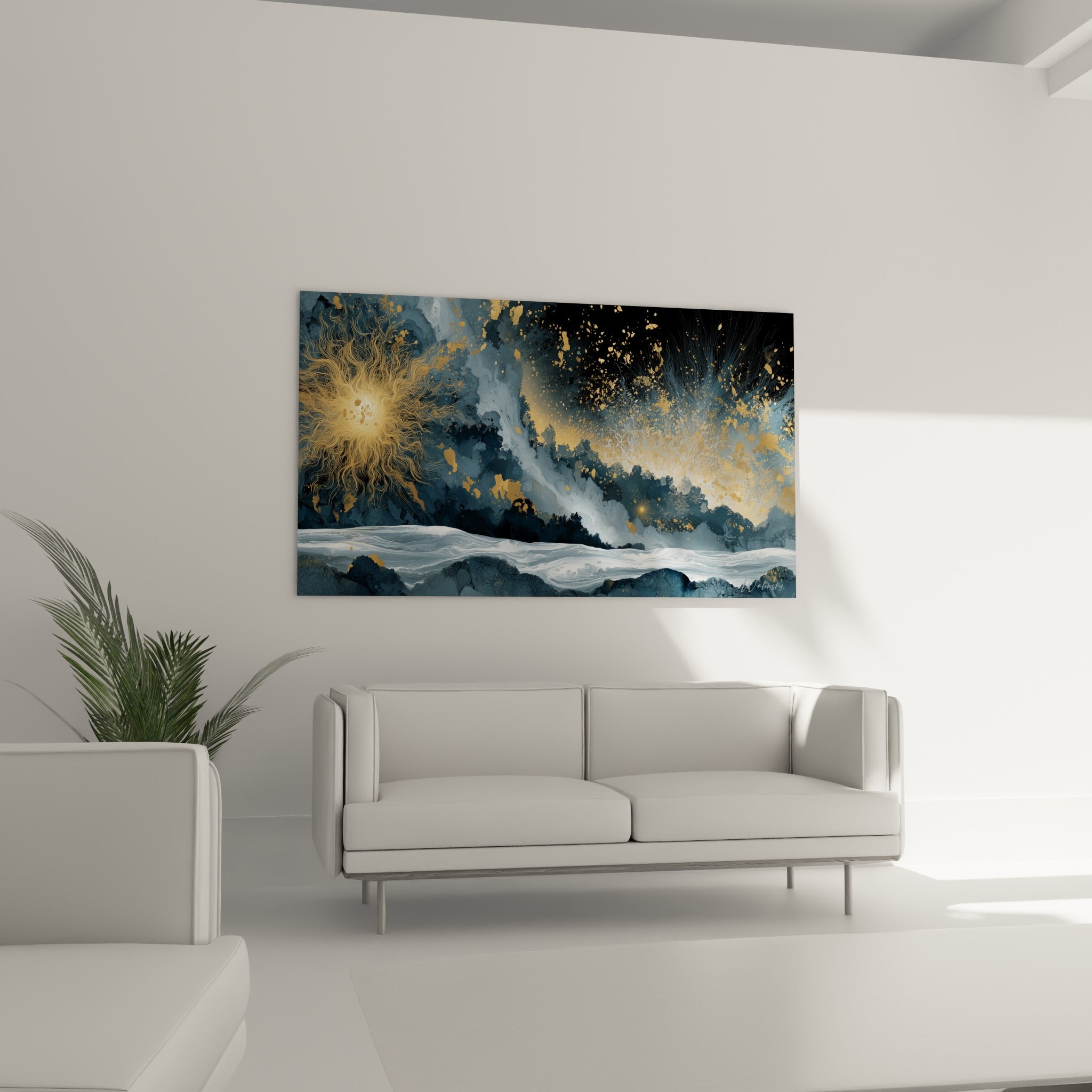 Astre doré et vagues bleu marine composant un tableau abstrait au-dessus d'un canapé dans un salon lumineux