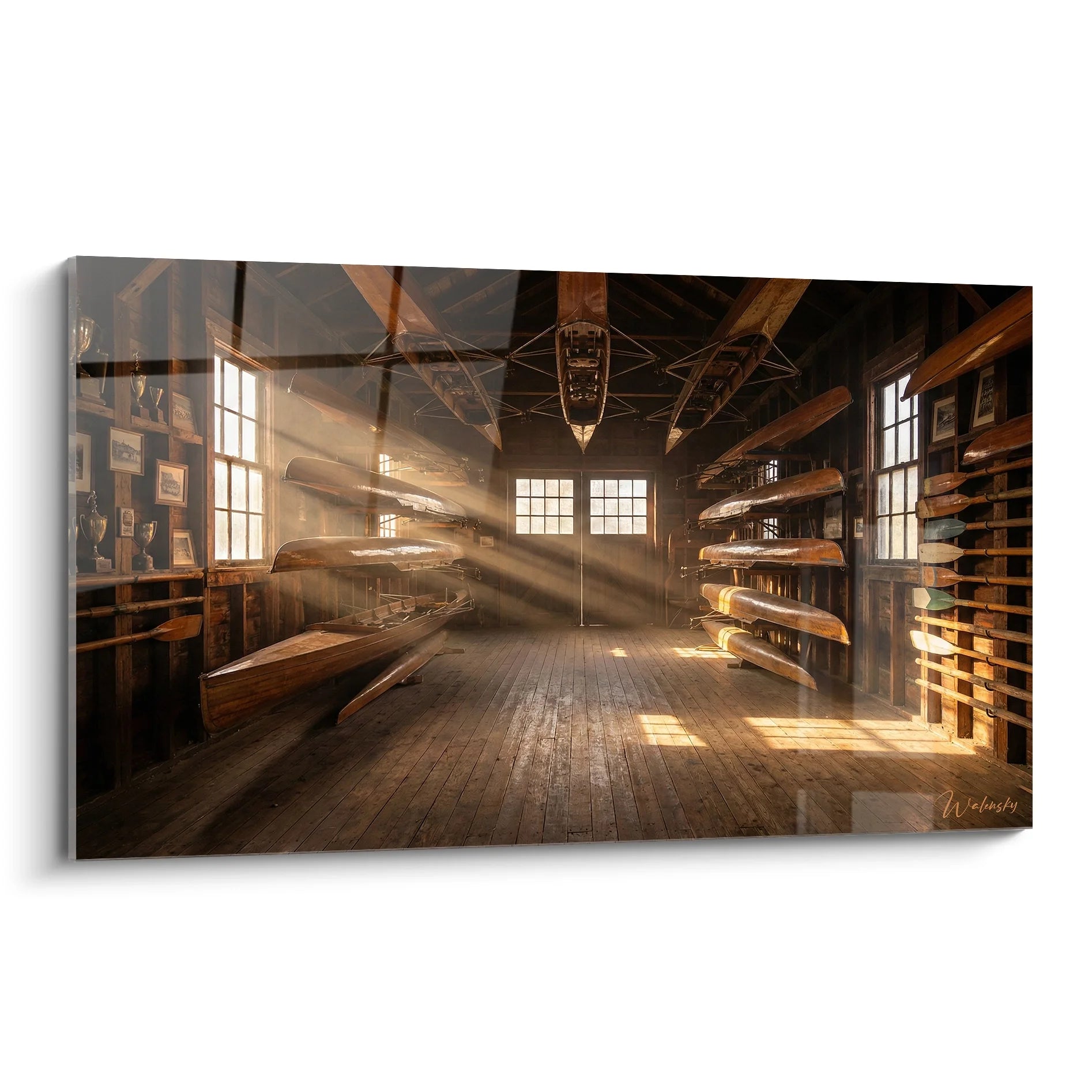 Tableau atelier nautique avec avirons anciens en bois dans hangar traditionnel éclairé par rayons soleil