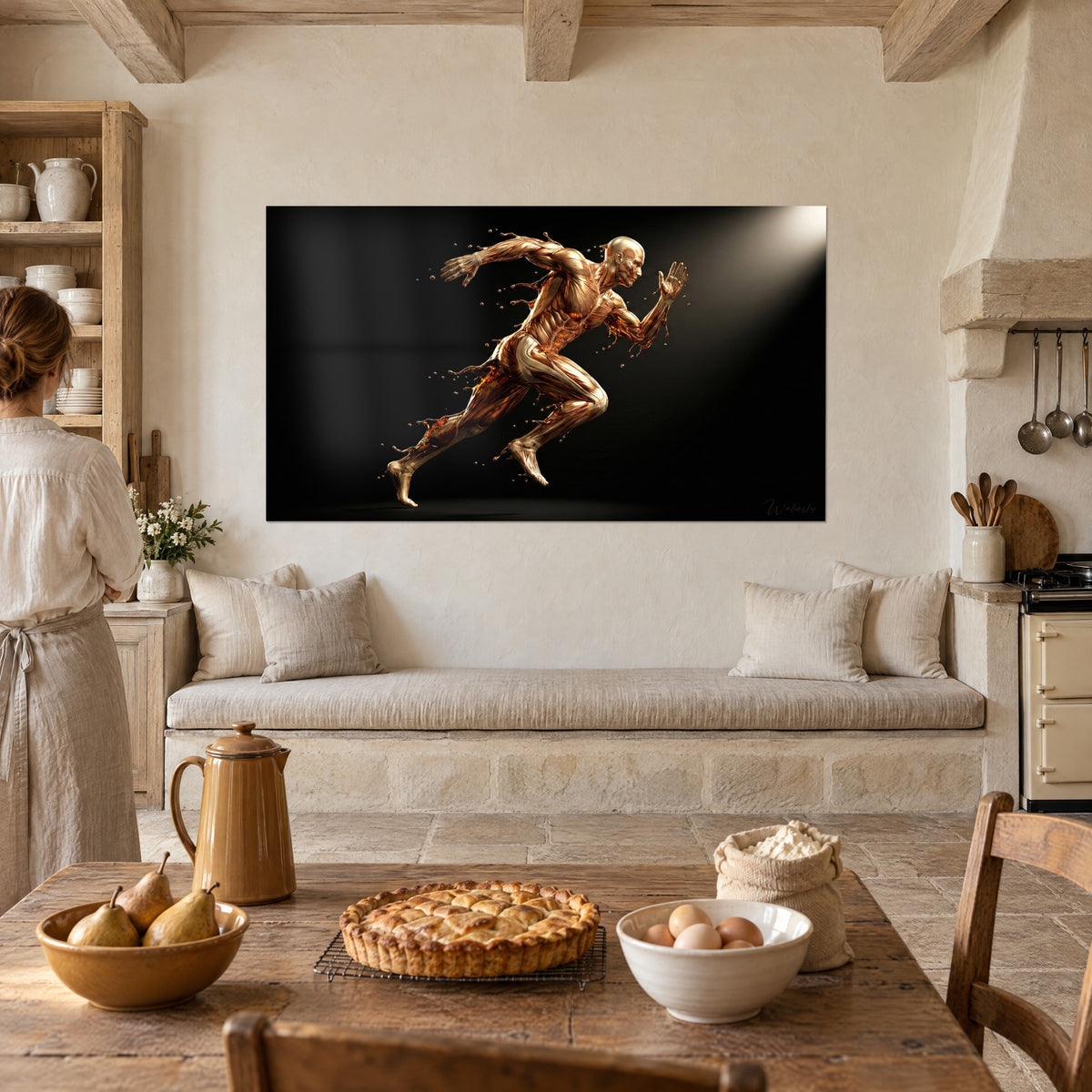 Cuadro de una figura anatómica en sprint, músculos dorados y salpicaduras naranjas sobre fondo oscuro, en la pared de una cocina rústica