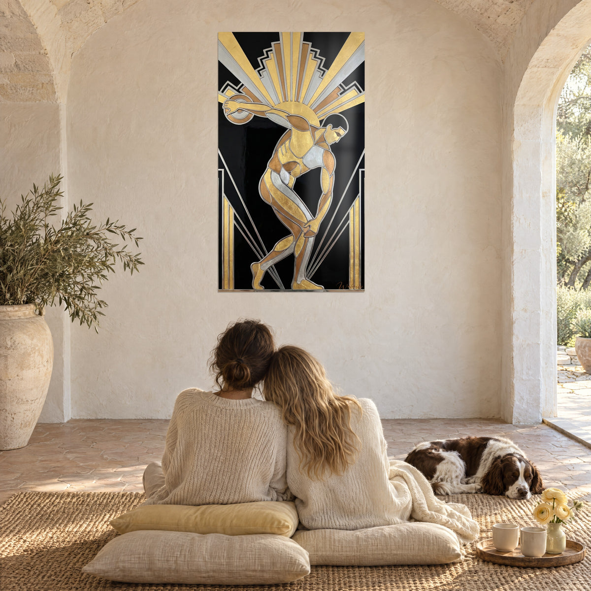 Πίνακας χρυσός δισκοβόλος, ανεμιστήρας ασημένιων ακτίνων σε μαύρο, δύο άτομα από πίσω και ένα σπάνιελ σε μαξιλάρια