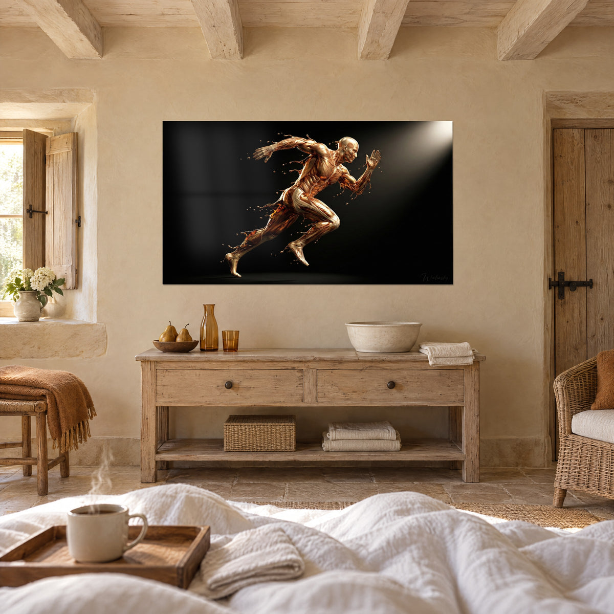 Cuadro de una silueta muscular en plena zancada, piel dorada fundida y gotas ámbar sobre negro, encima de una cama en un dormitorio luminoso