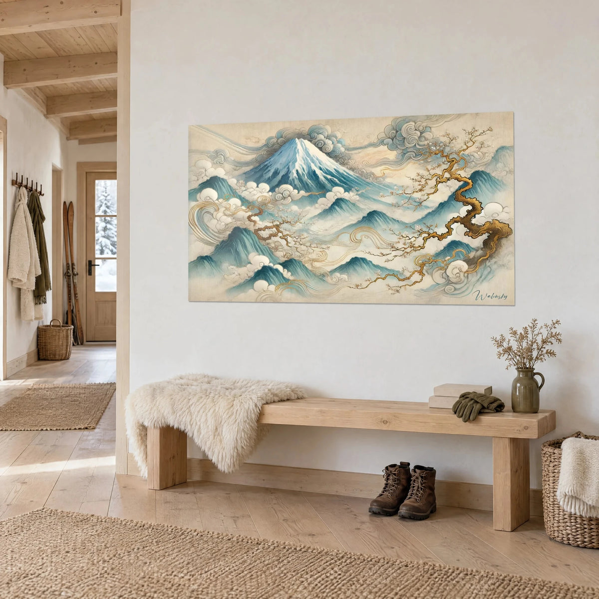 Gemälde im Stil eines japanischen Holzschnitts mit türkisfarbenen Gipfeln und elfenbeinfarbenen Wolkenschwaden, goldener Kirschblütenzweig, an weißer Wand über einer Holzbank in einer Berghütte