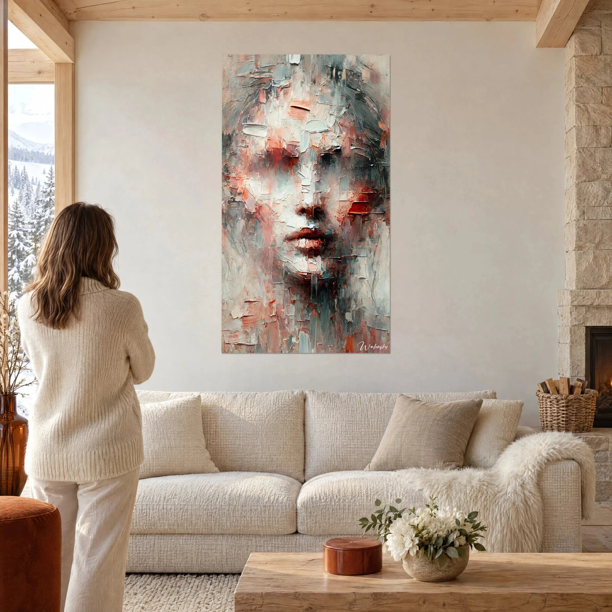 Schilderij abstract gezicht met paletmes, baksteenrood en parelgrijs, vrouw van achteren, boven een bank in een lichte woonkamer