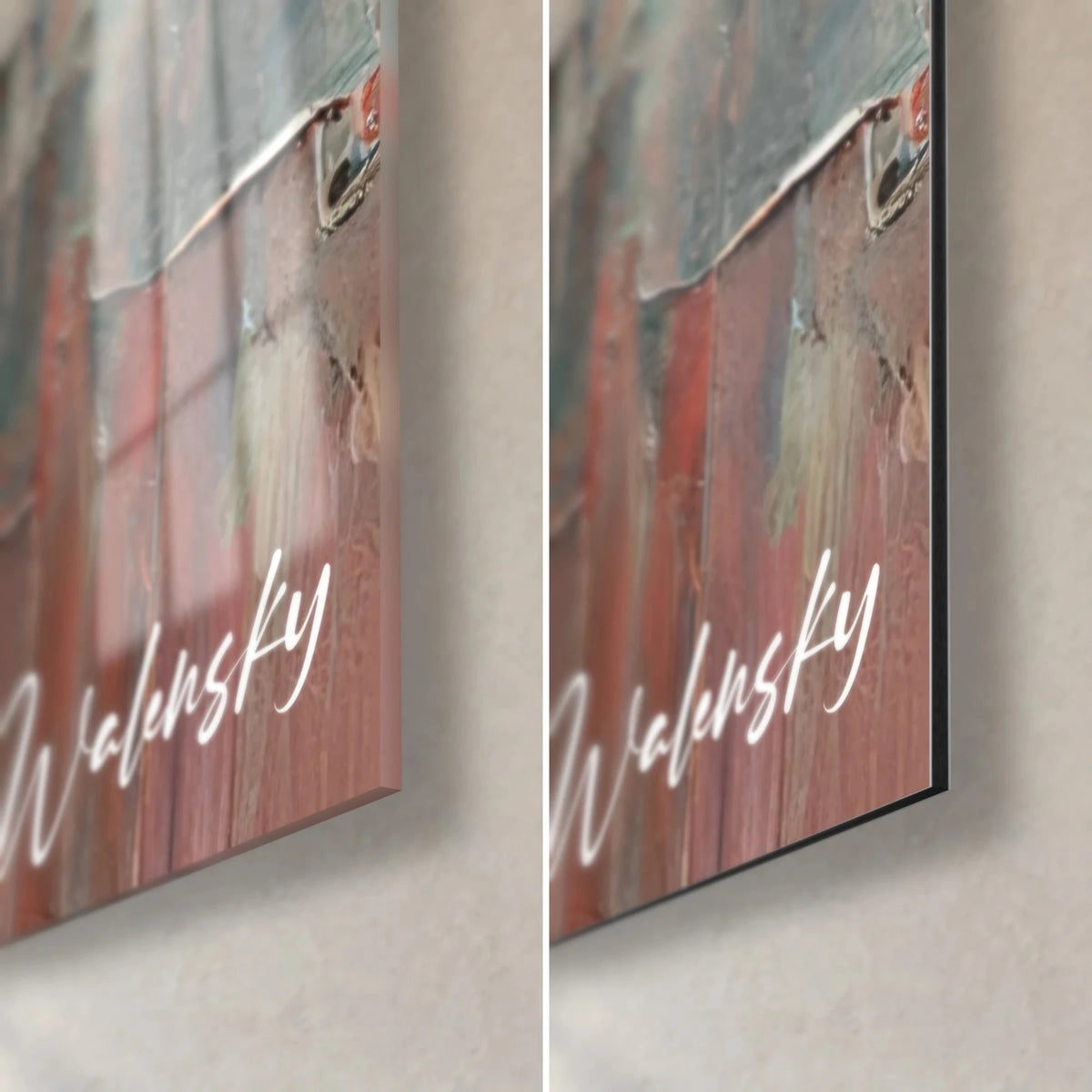 Schilderij gezicht in impasto-streken, bloedrode lippen en grijsgroene schaduwen, rechtsonder: glanzend glas en mat Dibond