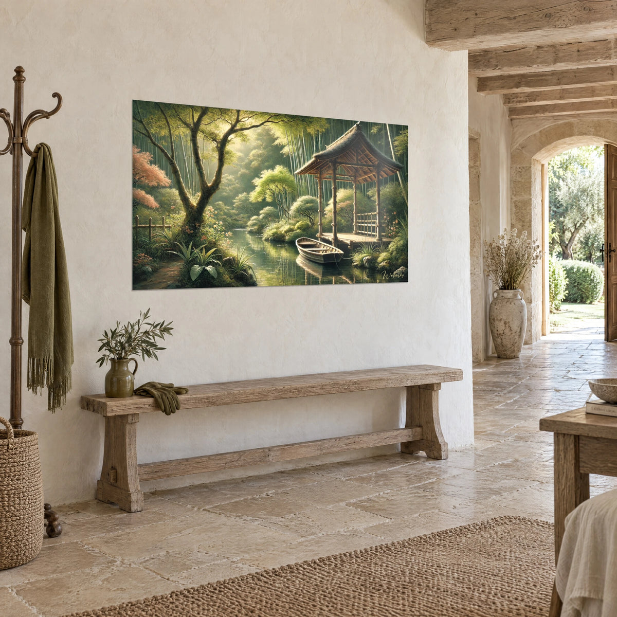Cuadro barca de madera amarrada bajo un techo de paja, agua verde oliva y luz dorada, vista de tres cuartos de una pared encalada