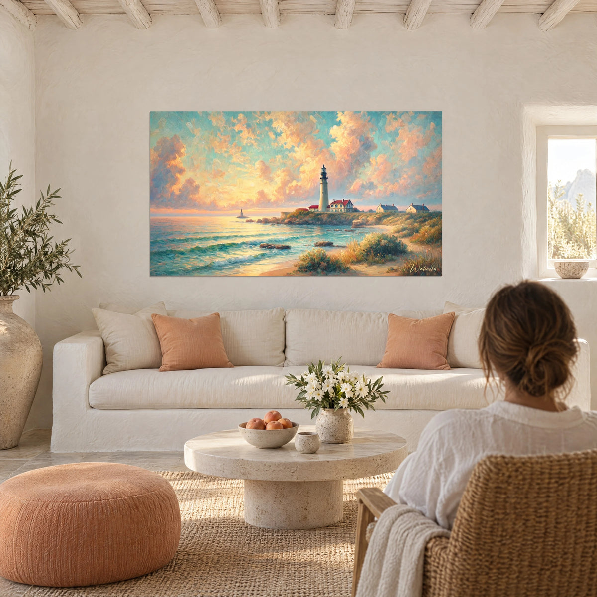 Gemälde Leuchtturm weiß mit roten Dächern unter rosa-goldenen Wolken, türkisfarbenes Meer, über einem Sofa in einem hellen Wohnzimmer