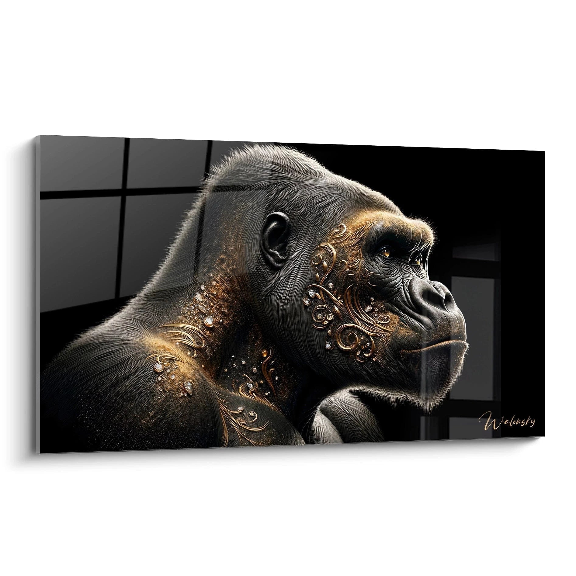 Un tableau d'animal présentant un gorille de profil sur fond noir, rehaussé d'ornements dorés et d'incrustations brillantes. Le pelage sombre et texturé contraste avec les motifs décoratifs métalliques qui suivent les contours du visage et du cou.
