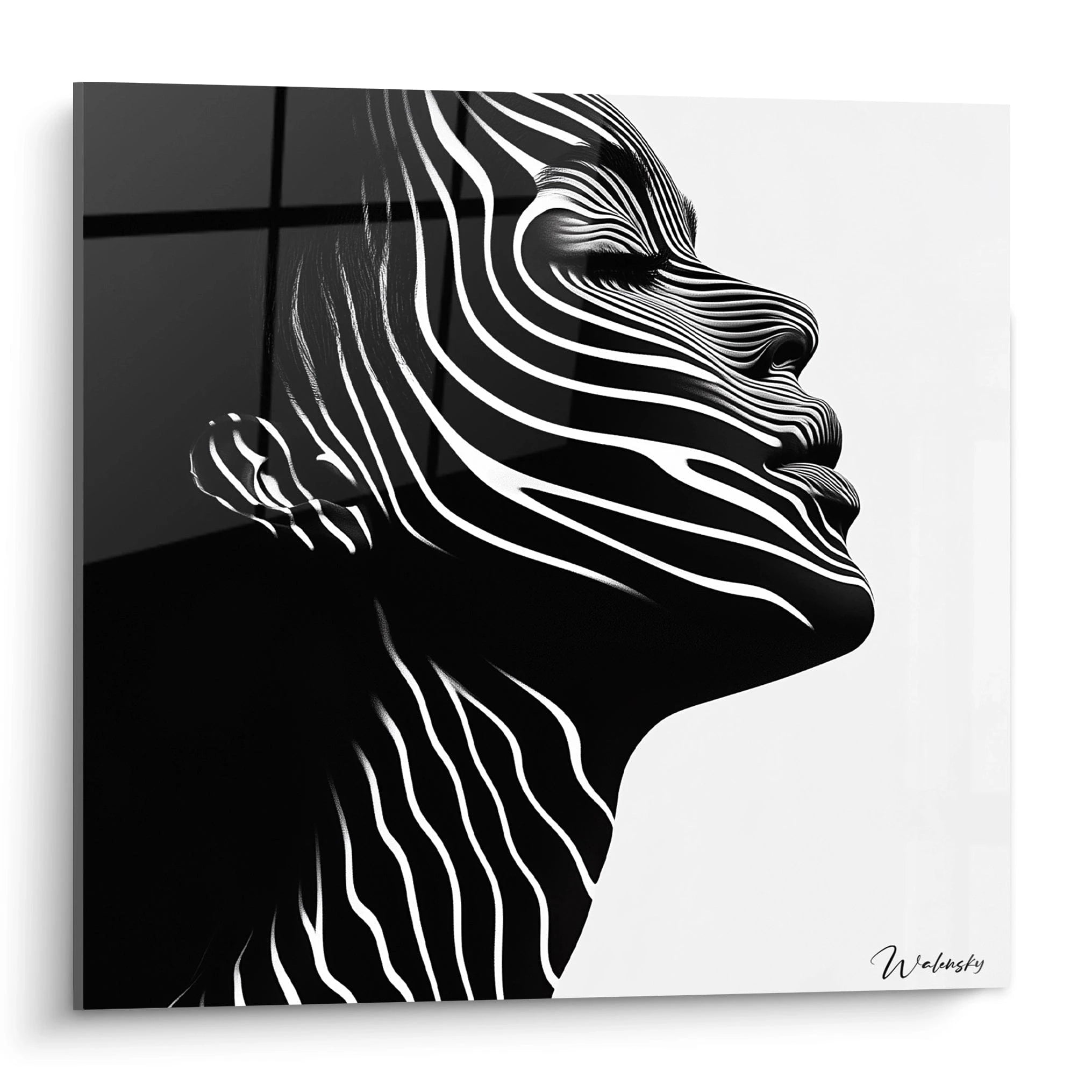 Un tableau rayures noir et blanc présentant un profil humain stylisé composé de lignes ondulées parallèles. Le contraste prononcé entre les zones noires et blanches crée une illusion de volume et de mouvement, avec des textures lisses et des effets de relief optique.

