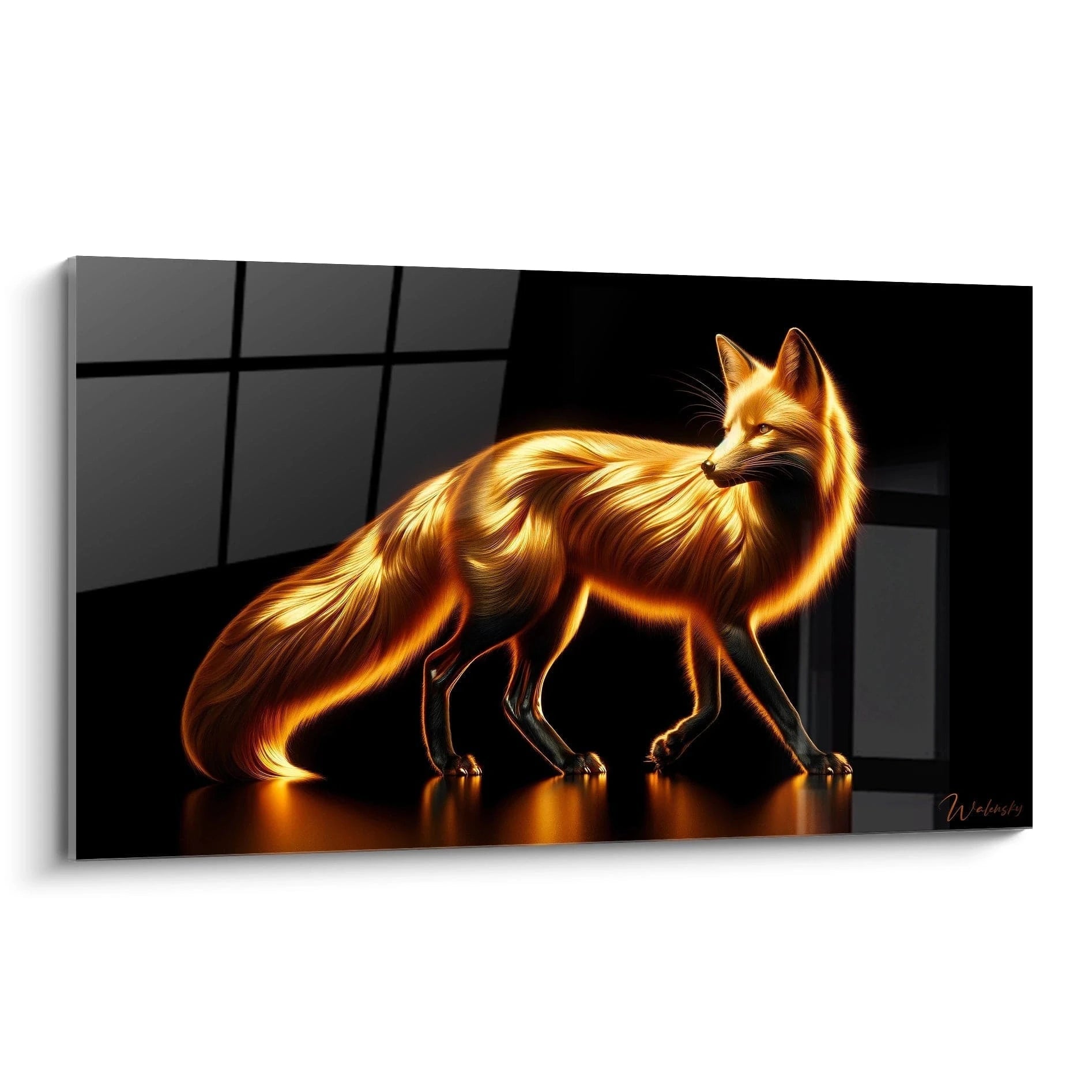 Un tableau d'animal représentant un renard doré en position de marche sur fond noir. Le pelage lumineux aux teintes orangées et ambrées crée un effet métallique saisissant. La texture soyeuse de la fourrure contraste avec les pattes plus sombres et la surface réfléchissante.

