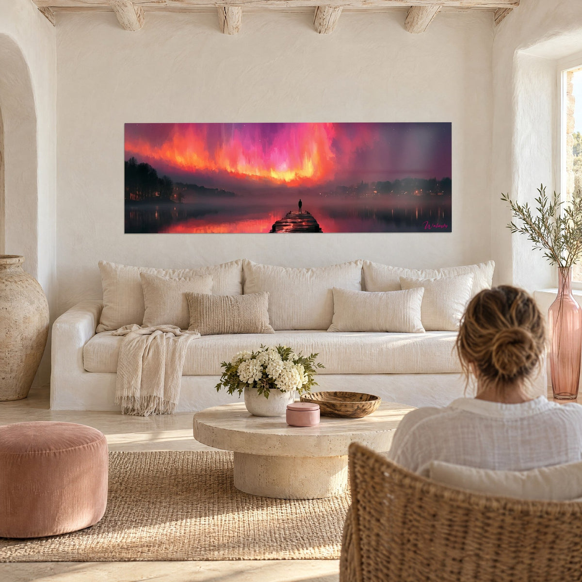 Gemälde glühender Himmel in Orange und Magenta über einem nebligen See, Silhouette am Ende des Stegs, über einem Sofa in einem hellen Wohnzimmer