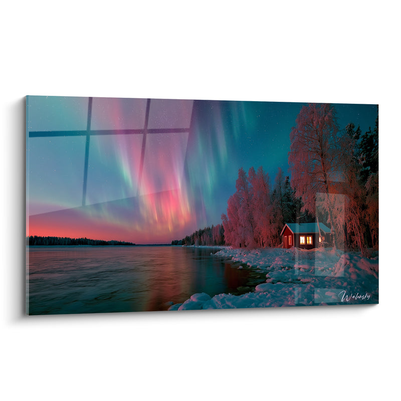 Tableau Chalet rouge aux fenêtres éclairées près du lac gelé - Bouleaux givrés roses - Edition Aurore boréal