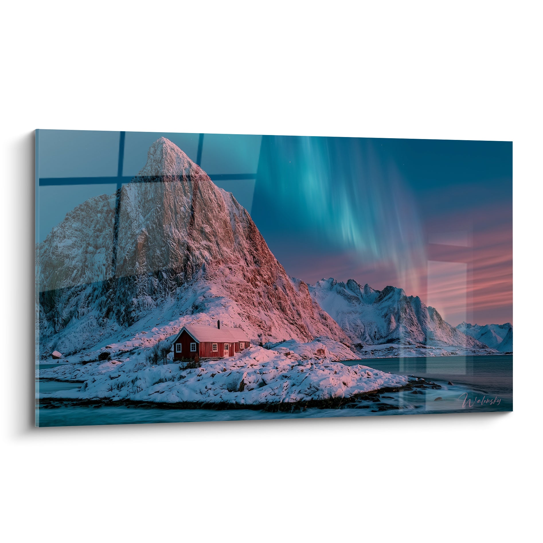 Cabane rouge isolée sous sommet enneigé rose et ciel bleu strié d'aurore turquoise