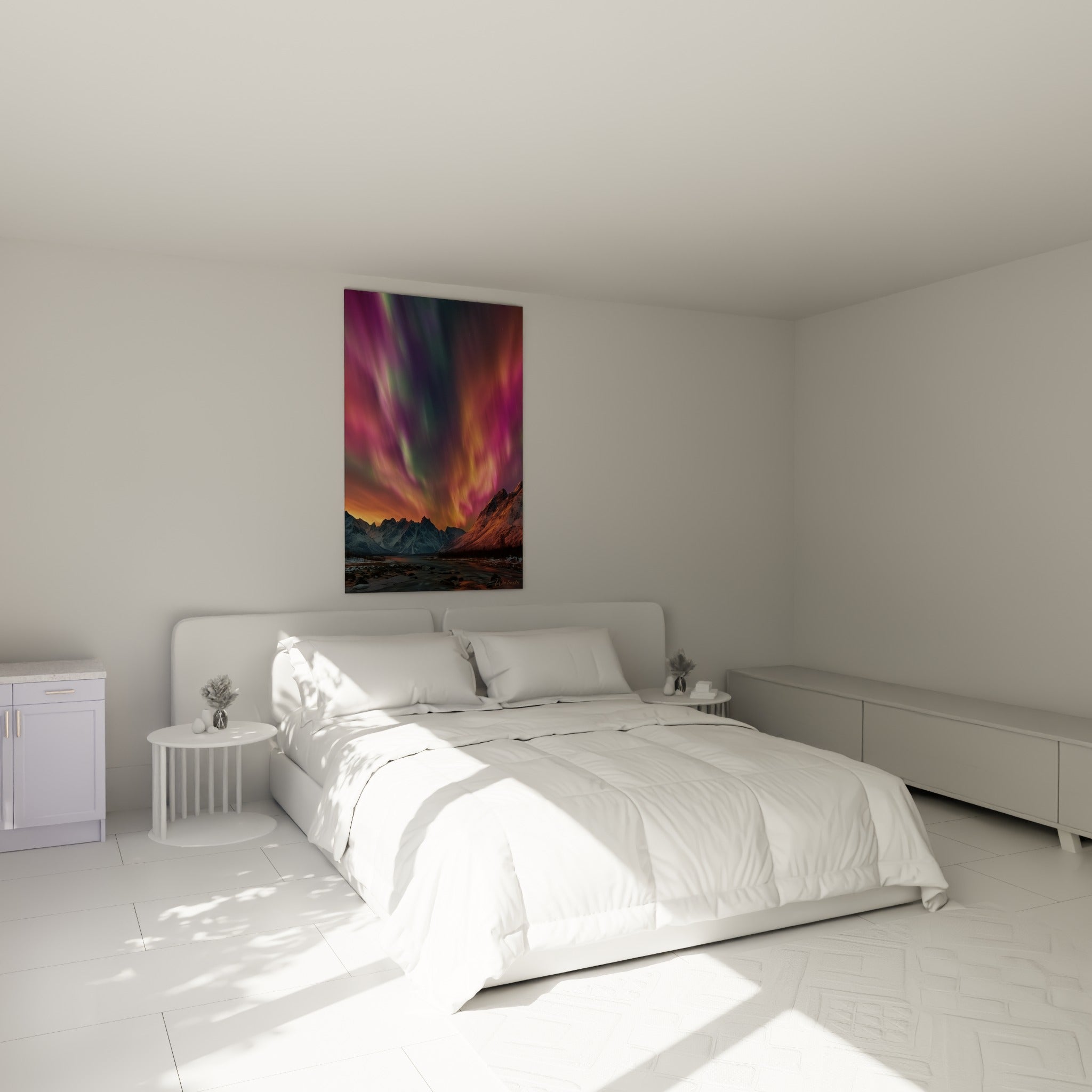 Voiles d'aurore boréale orangés et violets au-dessus d'un lit dans une chambre claire