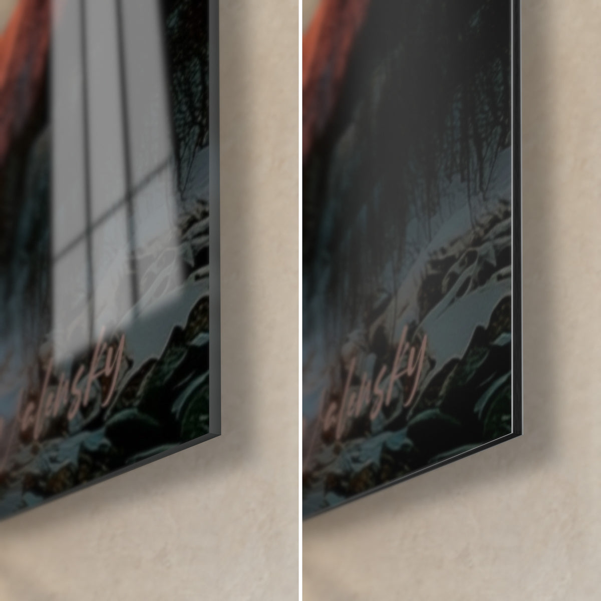 Tableau voiles d'aurore magenta et vert sur des cimes givrées, coin bas droit : verre brillant à gauche, Dibond mat à droite