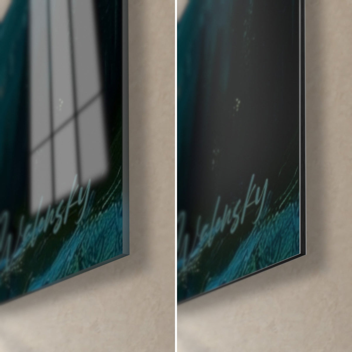 Tableau veillée céleste, coin bas droit : signature turquoise, sapins noirs et neige, verre brillant à gauche, Dibond mat à droite