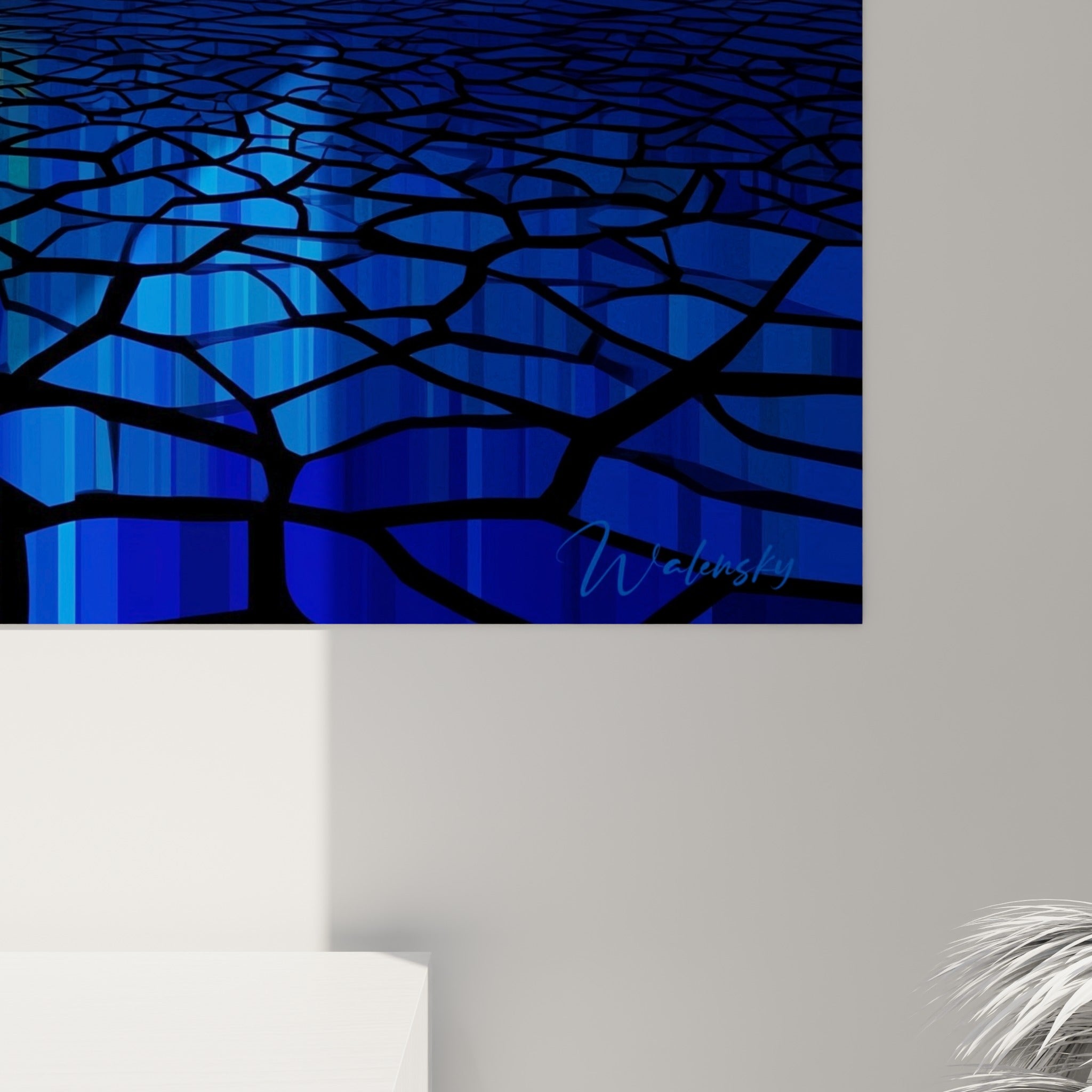 Détail des fissures noires et des reflets bleu et orangé, montrant le grain et les nuances de l'impression