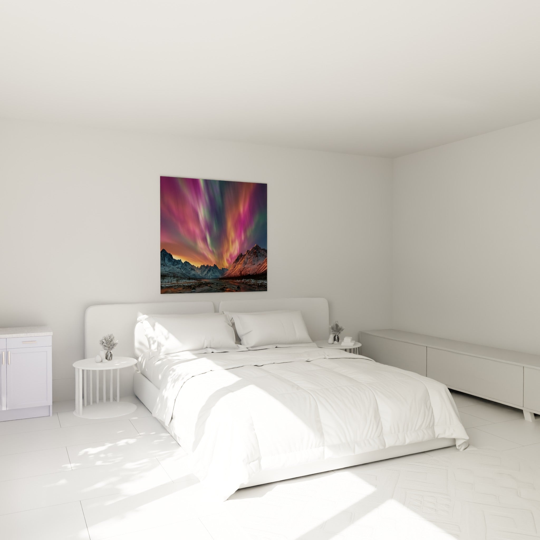 Voiles violets et roses de l'aurore boréale dominant les montagnes, au-dessus d'un lit dans une chambre claire