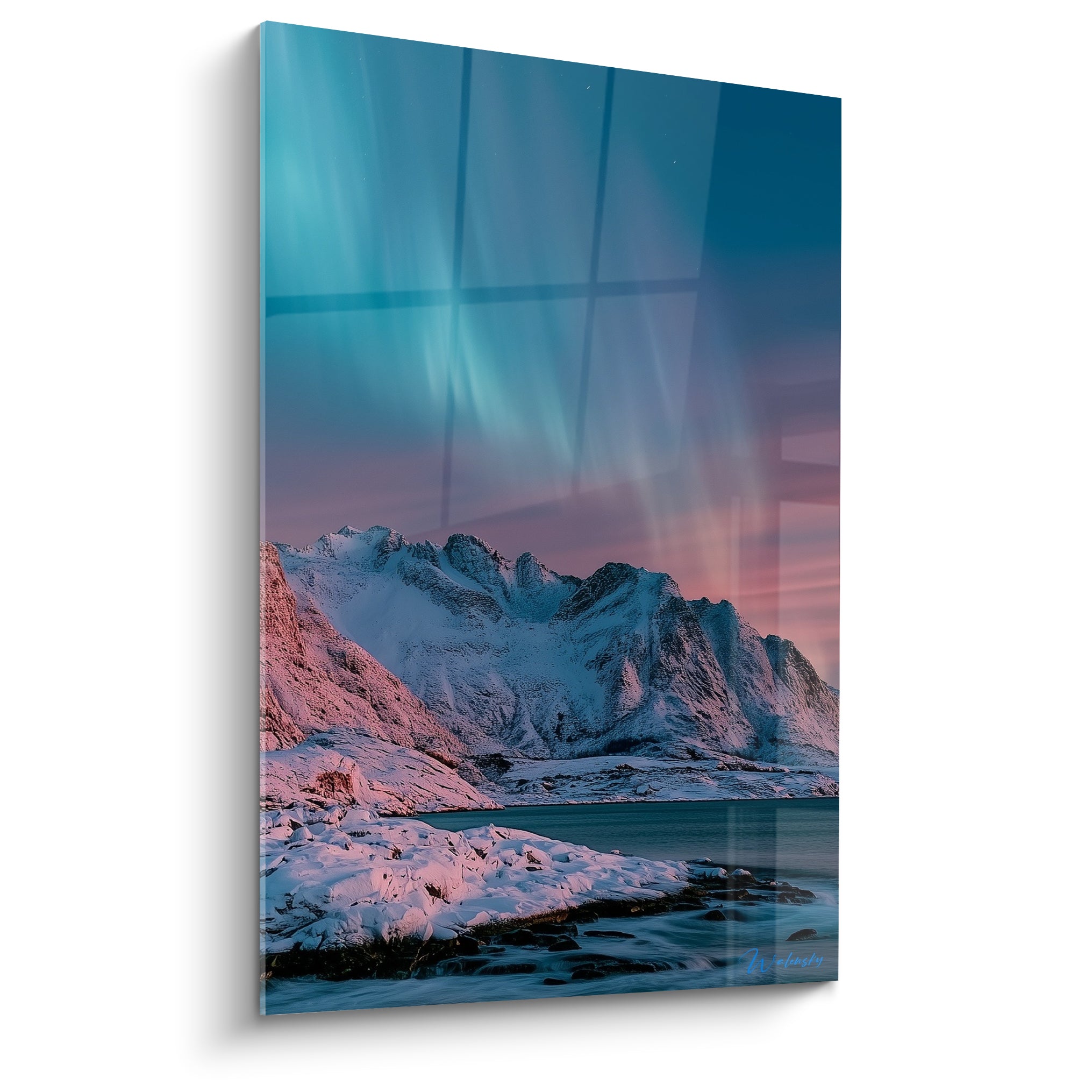 Aurore boréale turquoise et rose au-dessus de montagnes enneigées et d'un lac sombre