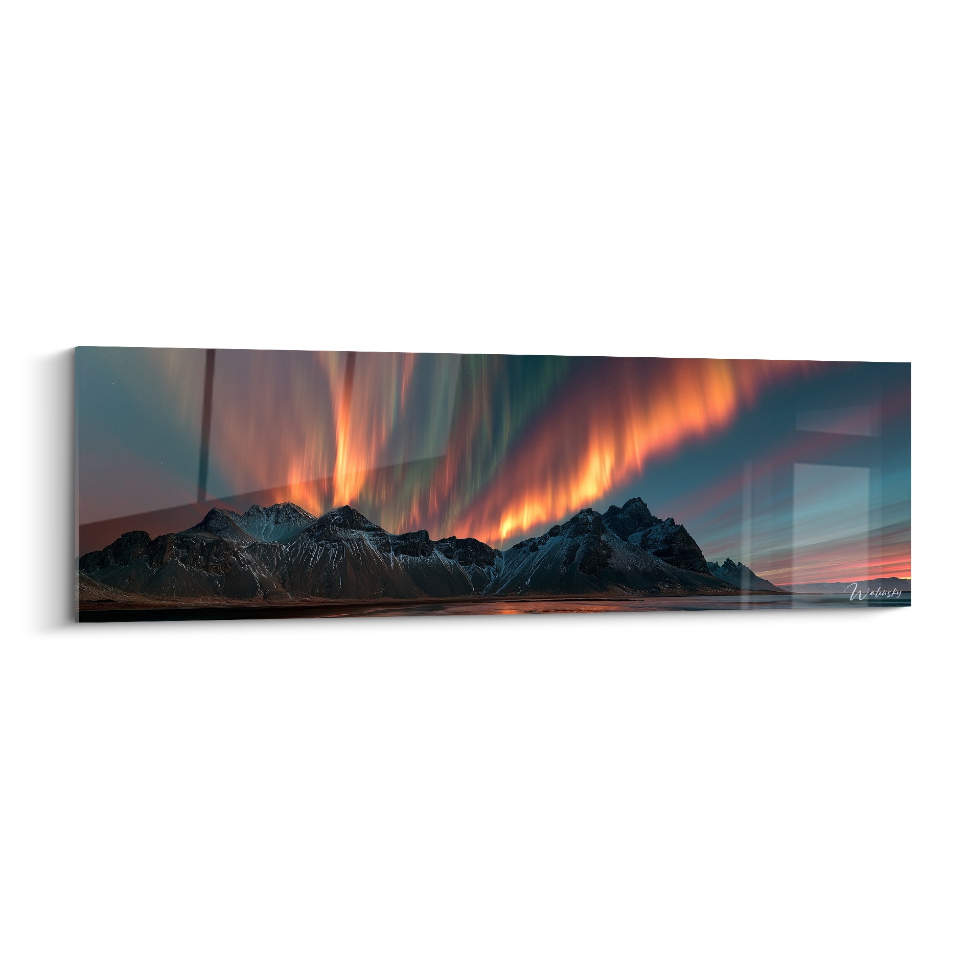 Sommets enneigés sous une aurore boréale orange et bleu marine, ciel en fusion