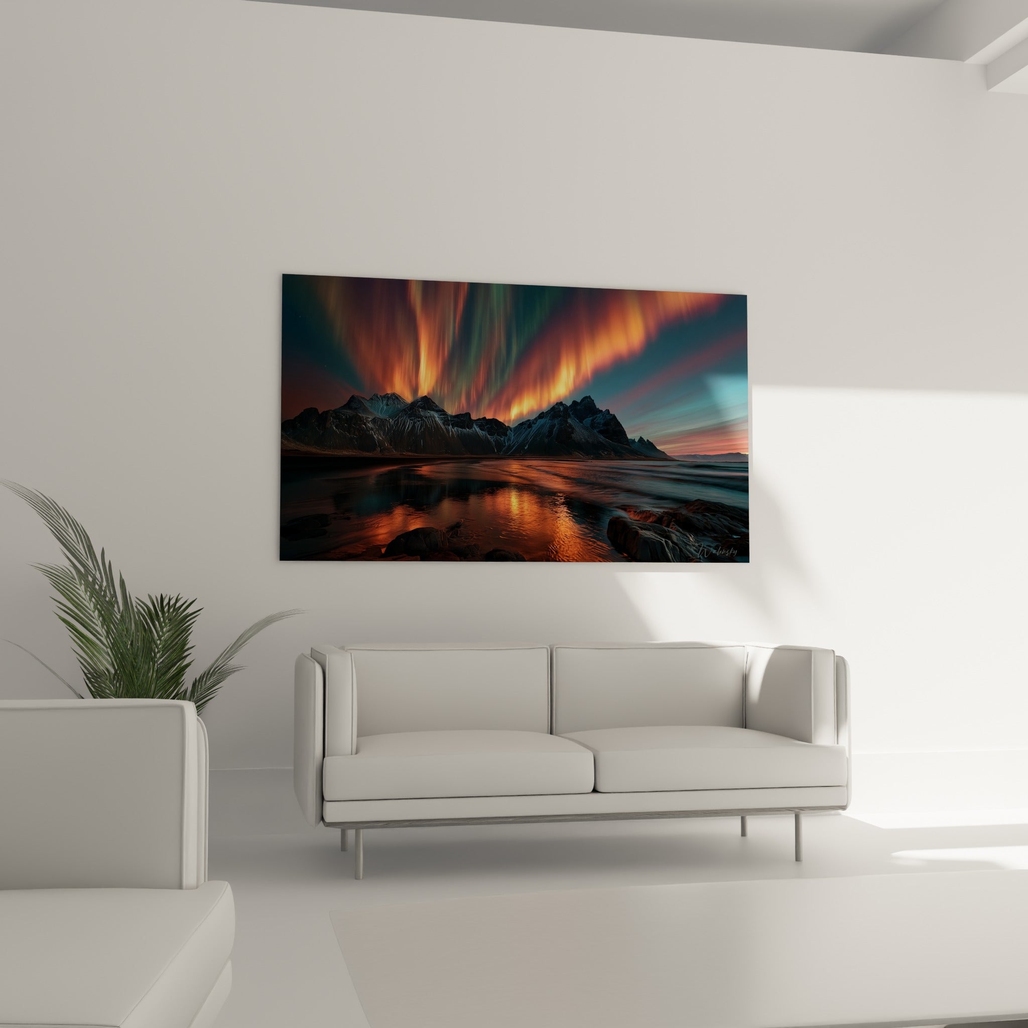 Aurore boréale orangée illuminant des pics enneigés sombres, œuvre suspendue au-dessus d'un canapé dans un salon lumineux