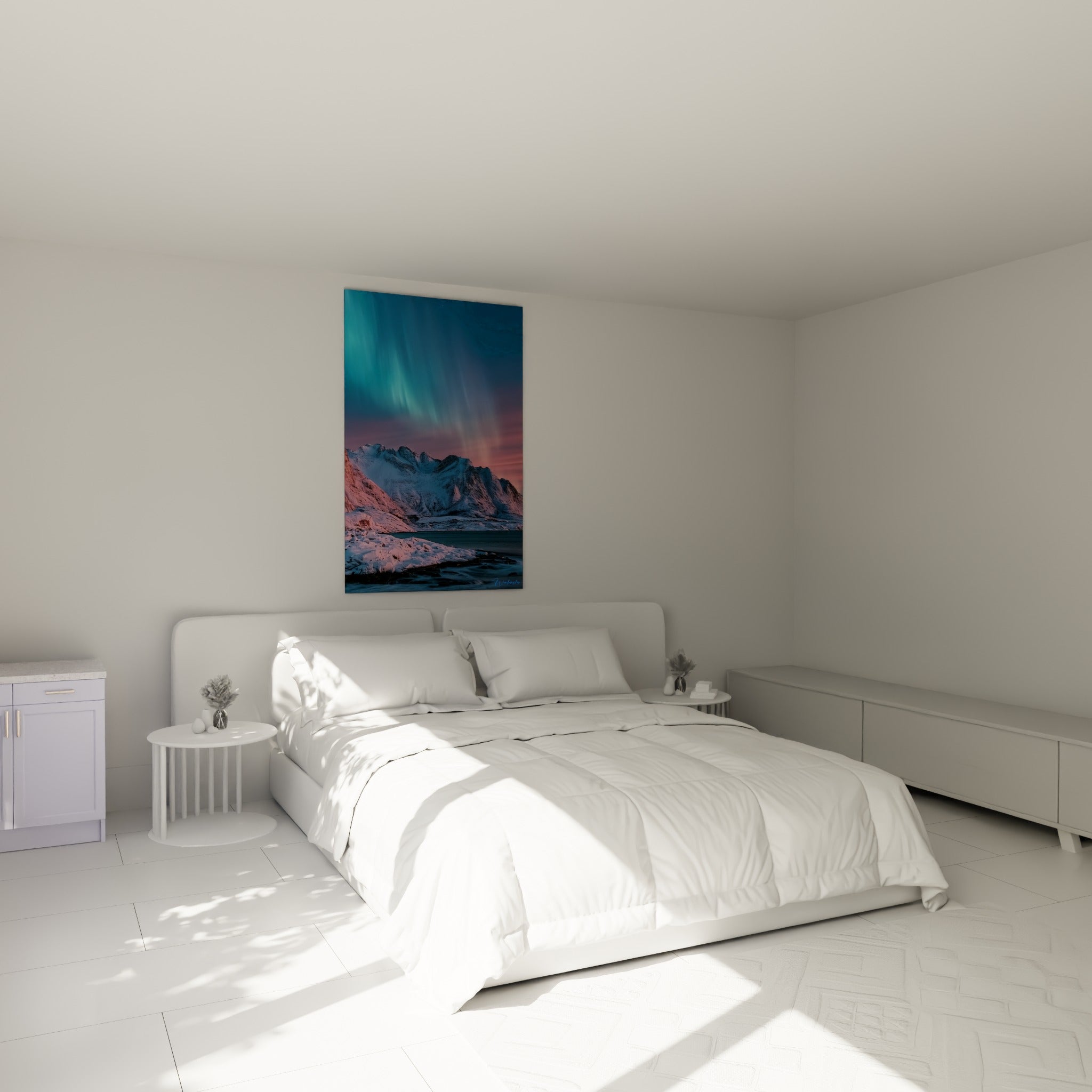 Voiles lumineux turquoise et sommets neigeux roses d'une aurore boréale au-dessus d'un lit dans une chambre claire