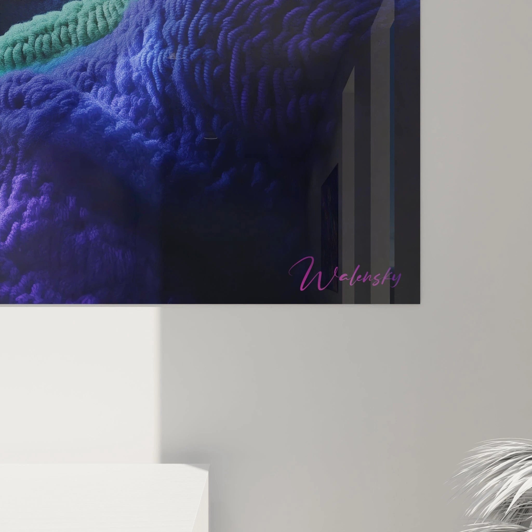 Un tableau tridimensionnel de montagnes textiles aux teintes violacées et bleutées, avec des vagues ondulantes superposées créant un effet de profondeur et d'horizon infini, illuminé par des lueurs internes qui font vibrer les couleurs.
