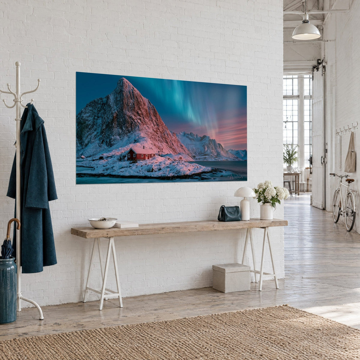 Tableau aurore boréale turquoise sur sommet enneigé rose, maisonnette rouge sur son rivage rocheux, loft d'artiste