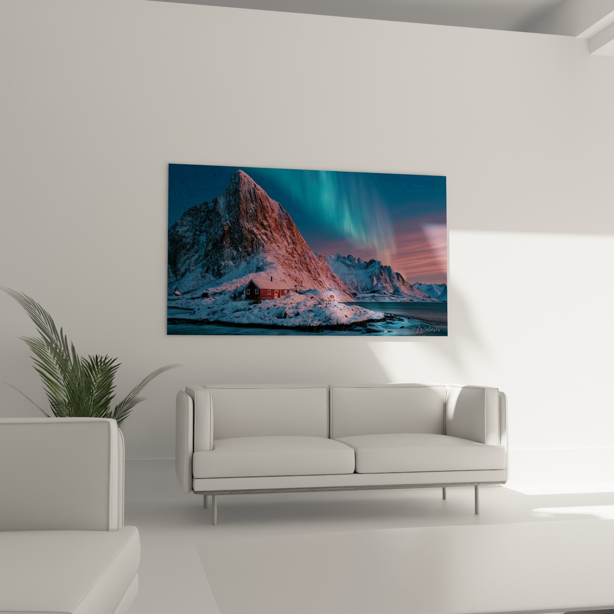 Montagne enneigée bleu et rose avec aurore boréale turquoise au-dessus d'un canapé dans un salon lumineux