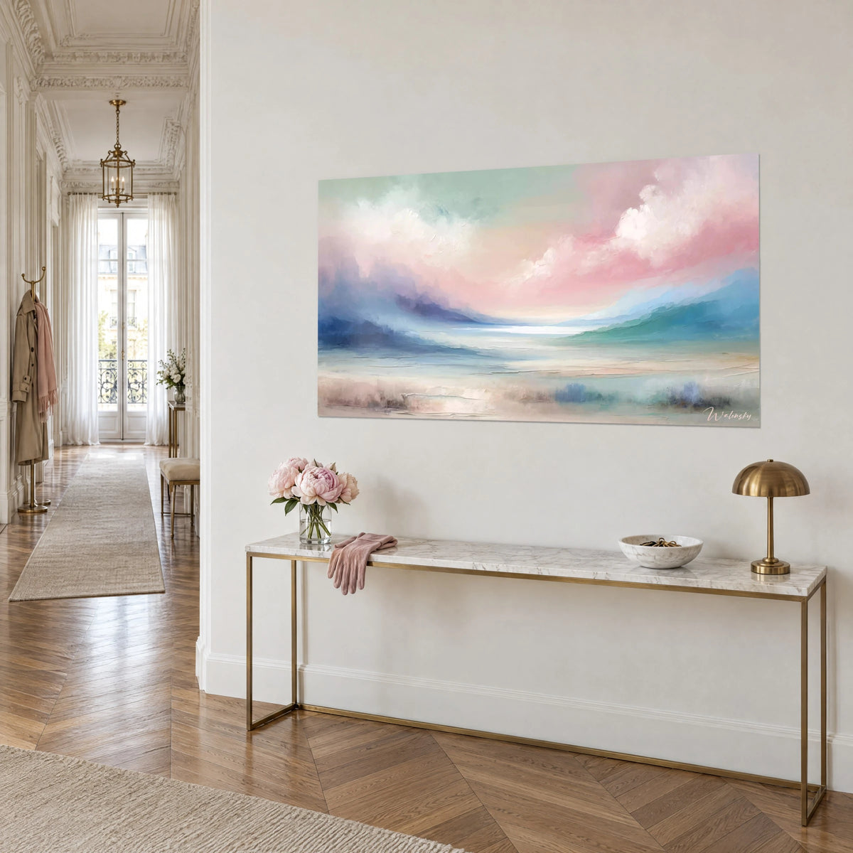 Quadro alba pastello con montagne blu cobalto e verde acqua sotto un cielo rosa, vista a tre quarti su una consolle dorata