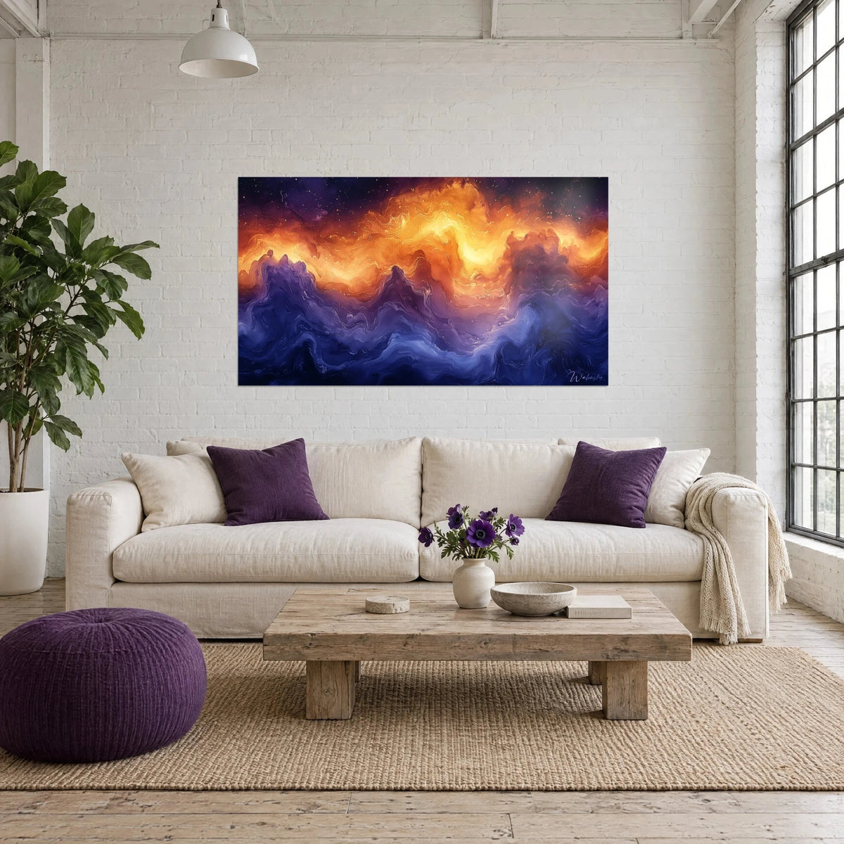 Tableau nébuleuse flamboyante d'ambre et d'indigo, crêtes violettes sous un ciel étoilé, au-dessus d'un canapé dans un salon lumineux