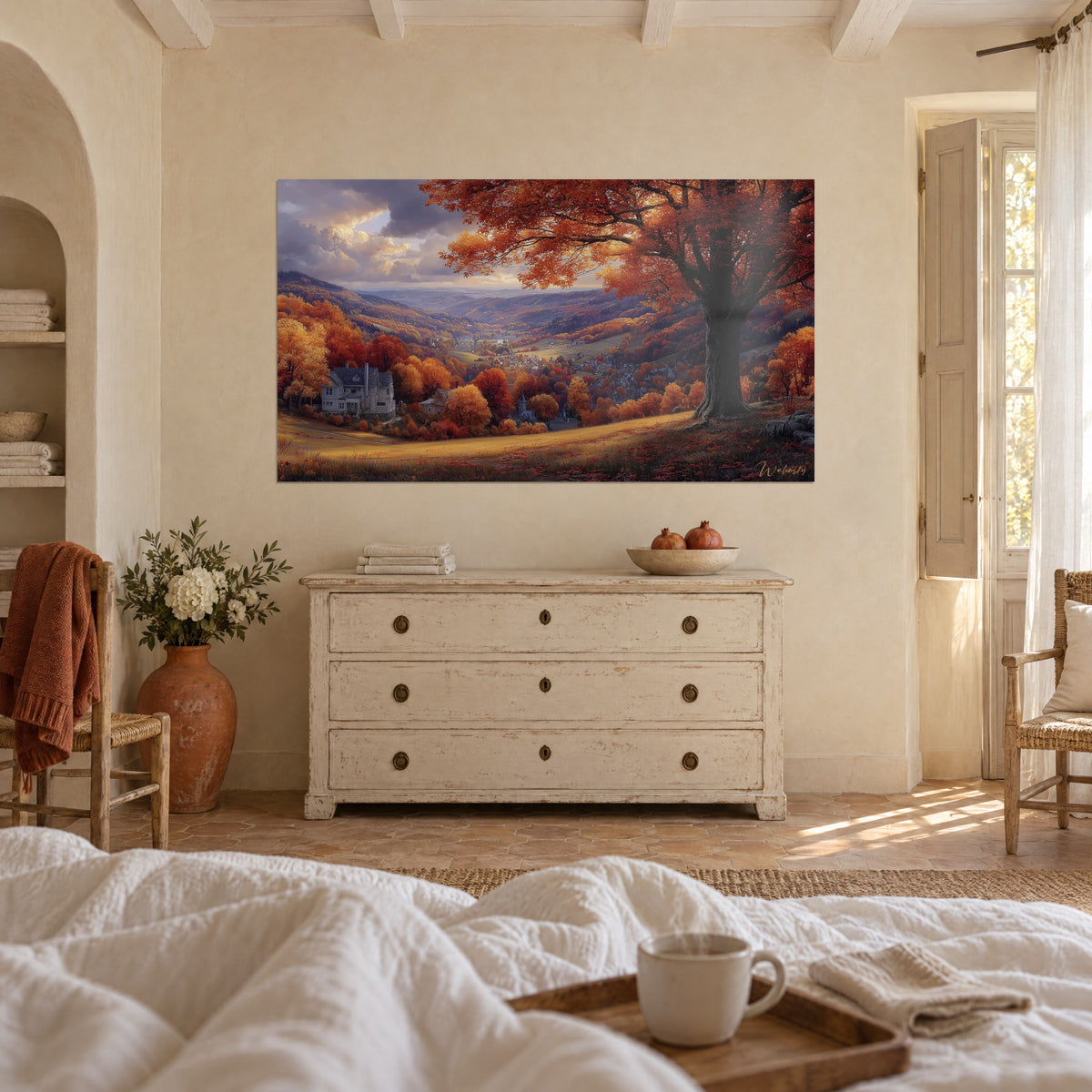 Gemälde Bergdorf unter orangefarbenem Laub, violette Hügel und goldene Wiese, über einem Bett in einem hellen Schlafzimmer
