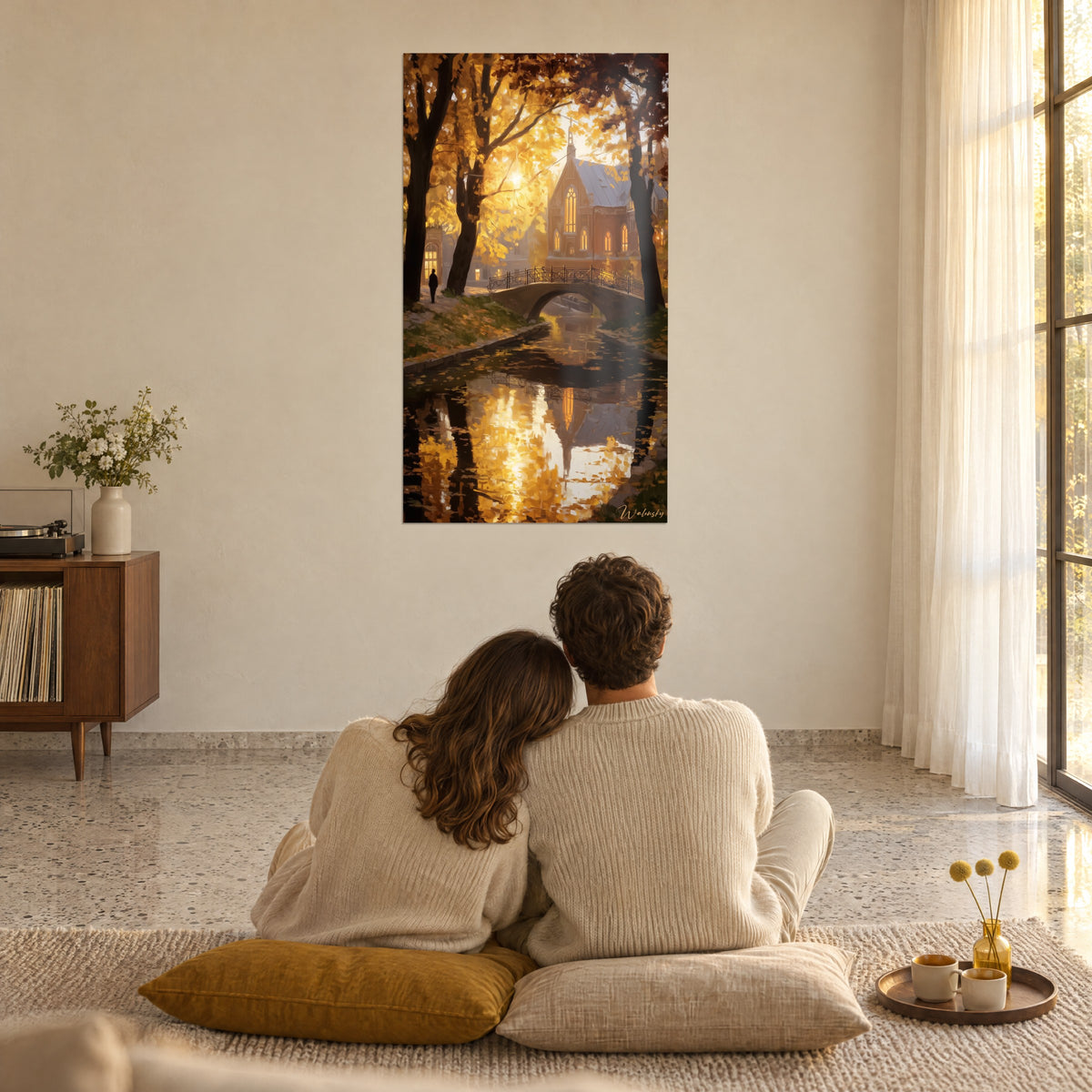 Tableau aquarelle d'un quai de feuilles d'or devant un clocher aux toits gris-bleu, face à un couple assis sur des coussins moutarde