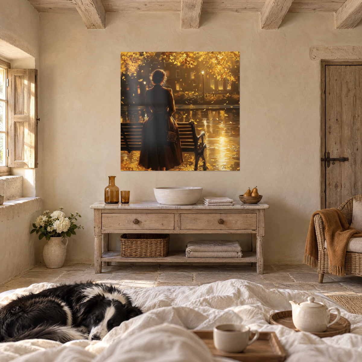 Gemälde einer Frau mit Dutt, die einen herbstlichen See betrachtet, honigfarbene und tiefbraune Reflexe, über einem Bett in einem hellen Schlafzimmer